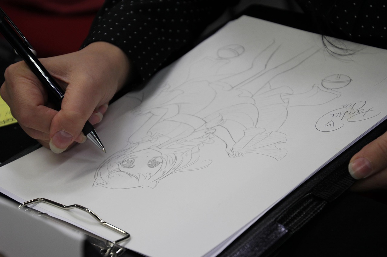 Ilustrador freelancer especializado em estilo mangá desenhando com lápis