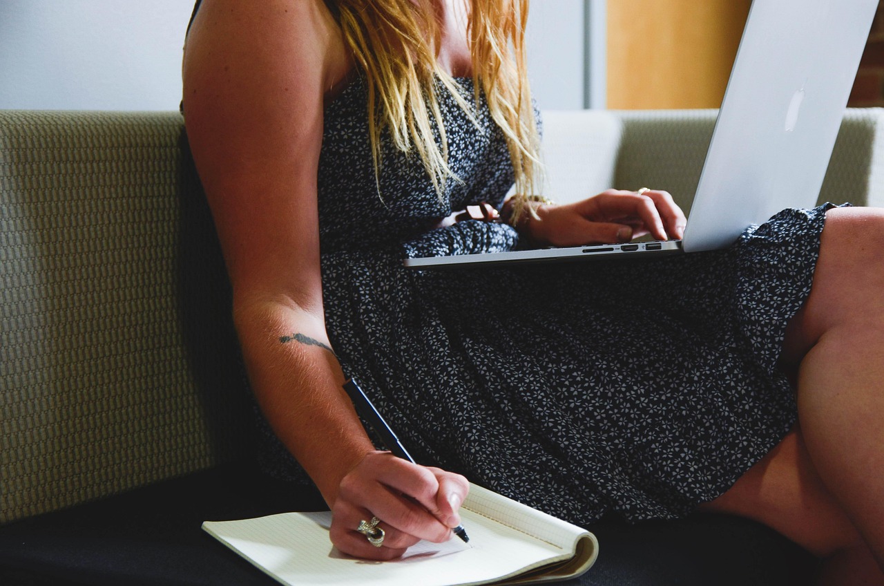Freelancer autônoma planejando qual site de freelancer usar para seu perfil profissional