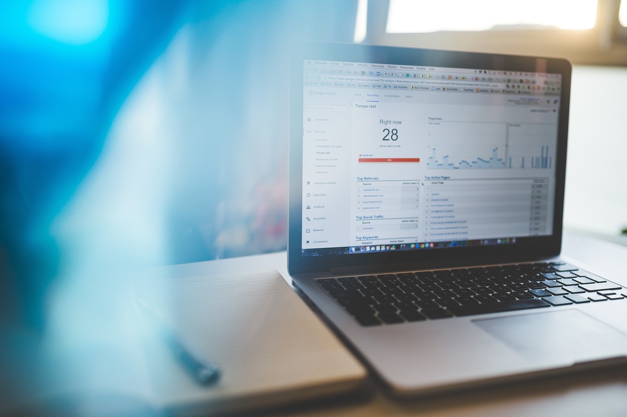 Gráficos de analytics mostrando métricas de LCP, INP e CLS em um laptop