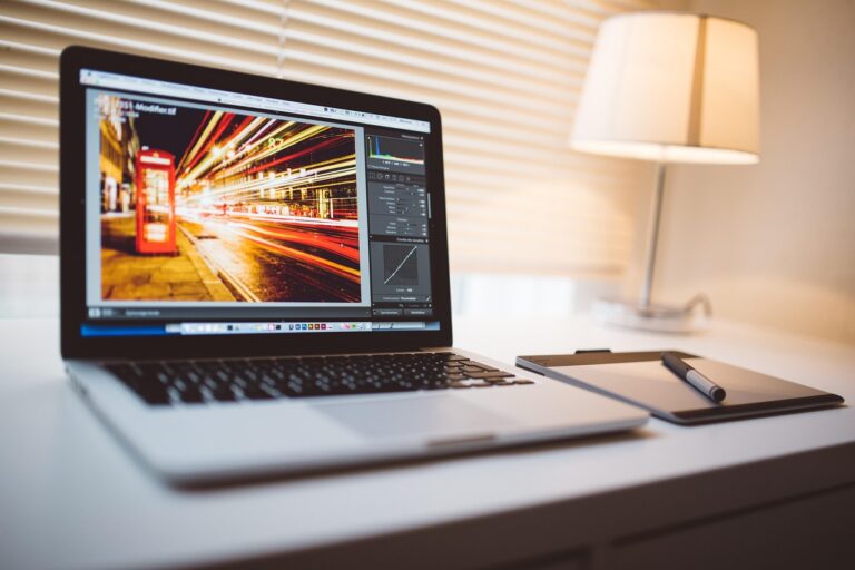 Motion designer freelancer trabalhando em animação de motion graphics no notebook
