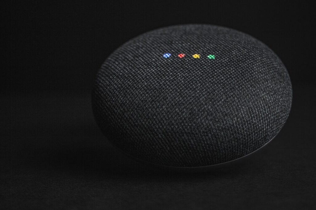 Assistente de voz Google respondendo pergunta com AEO Answer Engine Optimization