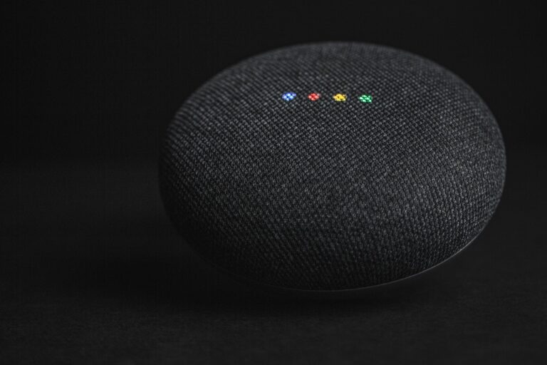 Assistente de voz Google respondendo pergunta com AEO Answer Engine Optimization