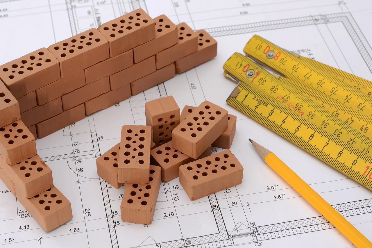 Planejamento de construção residencial com planta de arquiteto freelancer