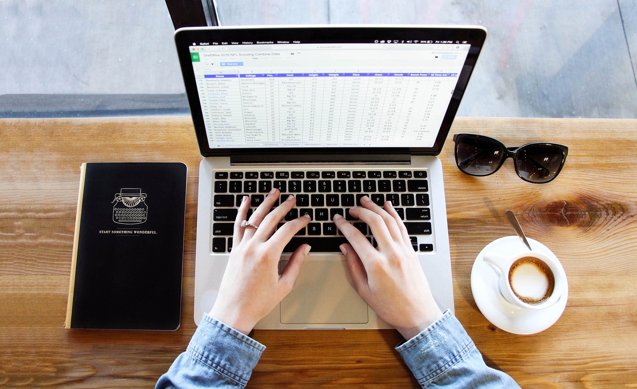 Planilha excel financas pessoais controle de gastos notebook trabalho organizacao