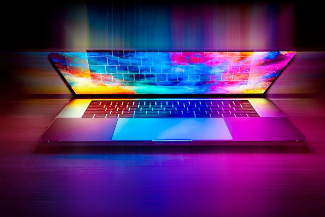 Notebook aberto pronto para chamada de vídeo, representando a plataforma usada para terapia online