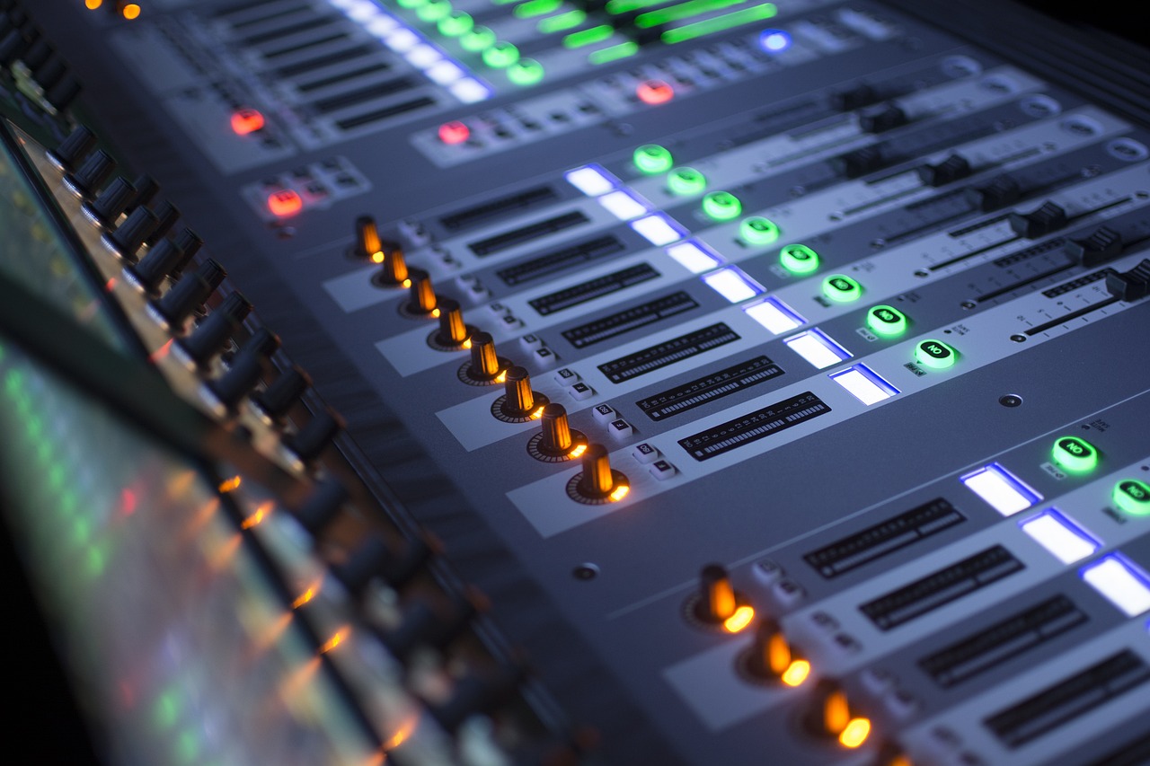 Mesa de mixagem e equipamentos de estúdio usados em pós-produção de vídeo e som para animações