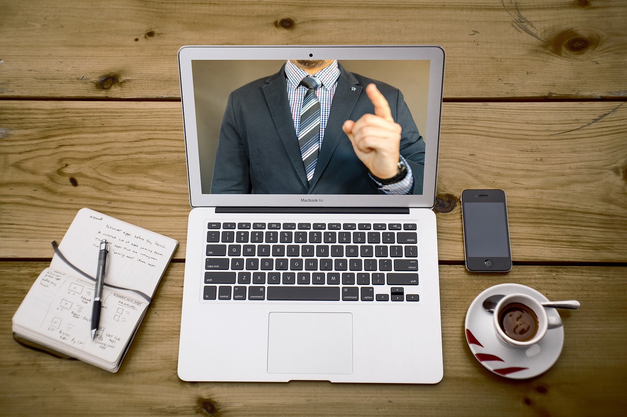 Professor particular online em reunião virtual com aluno na mesa de trabalho