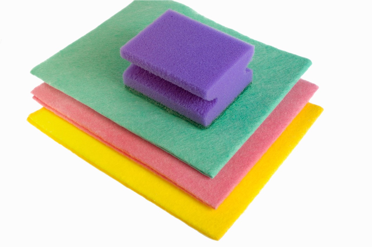 Produtos e luvas de limpeza usados por diarista freelancer representando custos e materiais do serviço