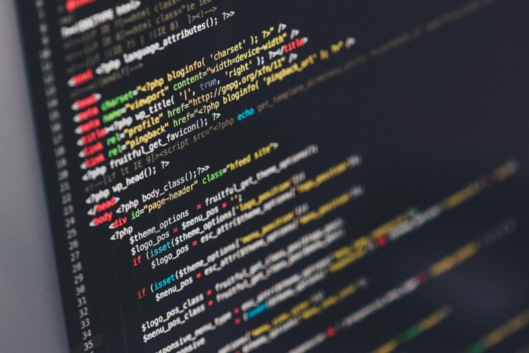 Código JSON-LD de schema markup em tela de computador representando dados estruturados para SEO