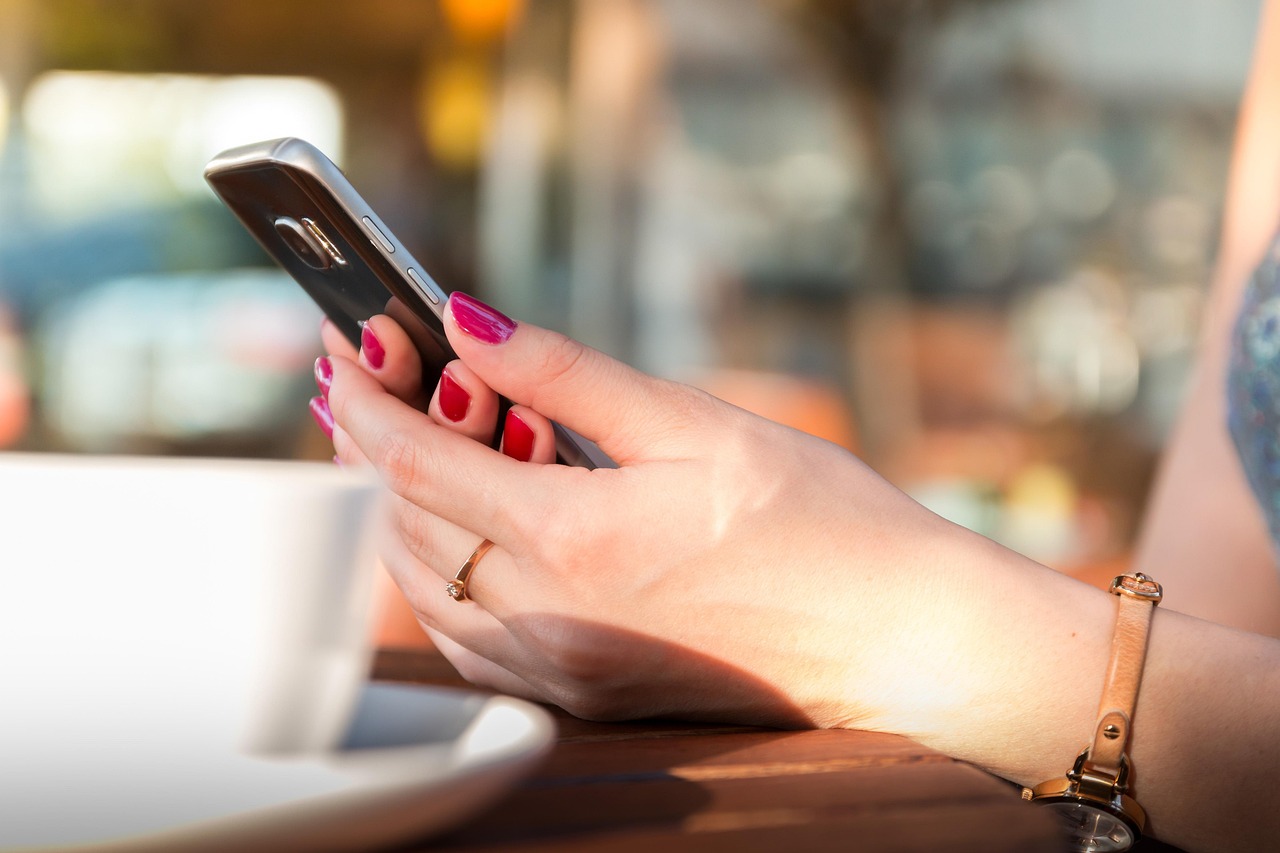 Maos segurando smartphone conversa whatsapp atendimento cliente vendas