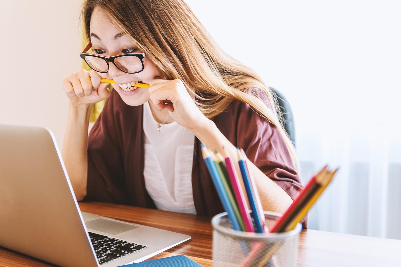 Aluna estudando no computador com reforço escolar online