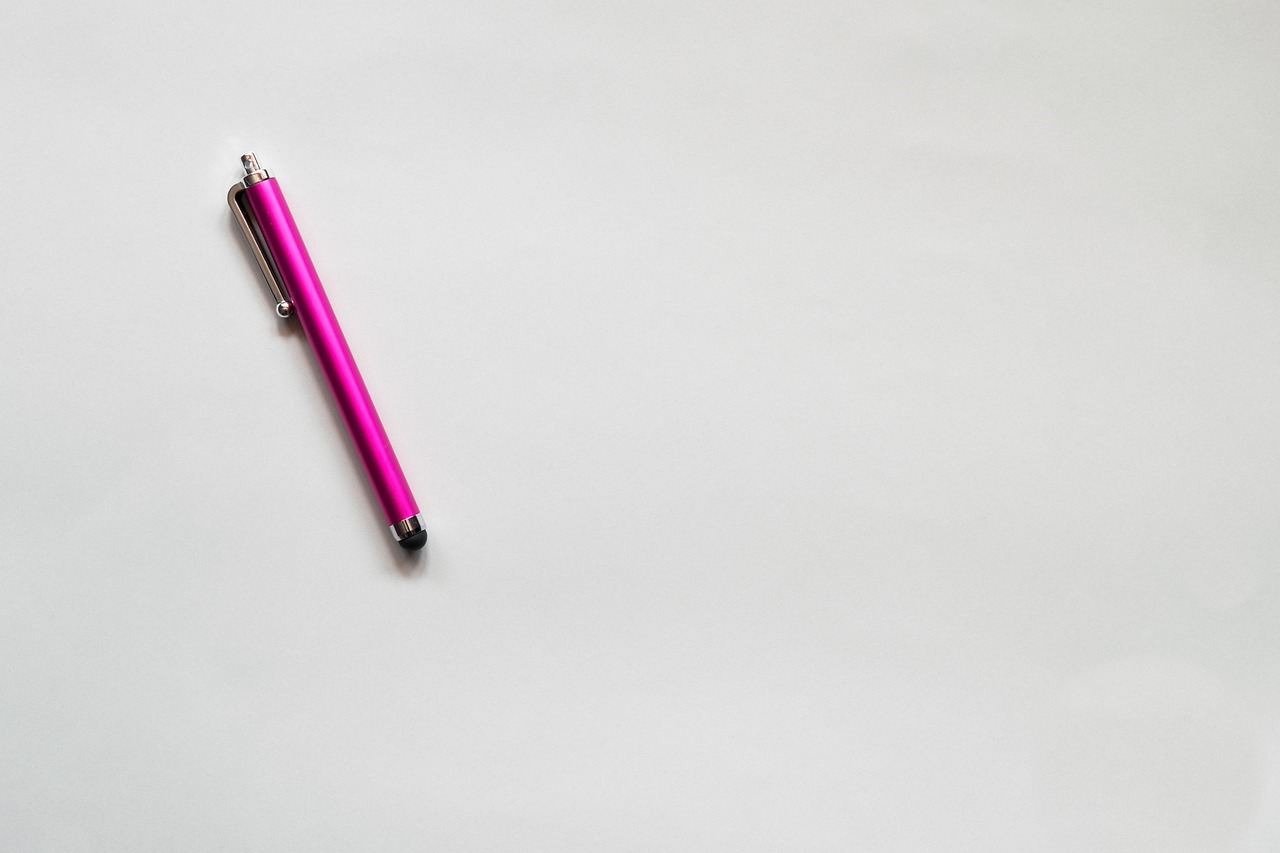 Freelancer assinando contrato de prestação de serviços na mesa de trabalho