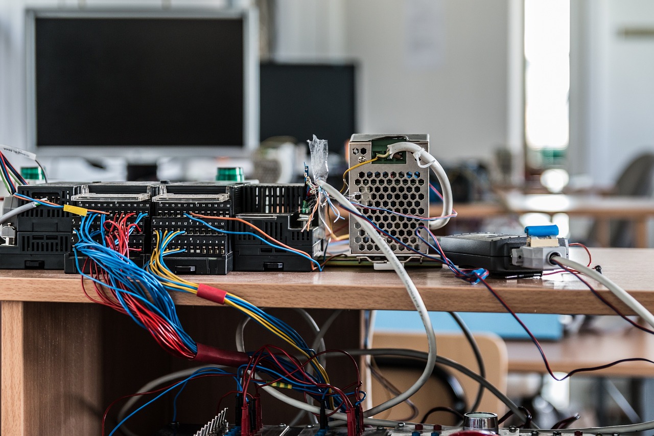 Componentes eletrônicos simbolizando automação de processos e tecnologia