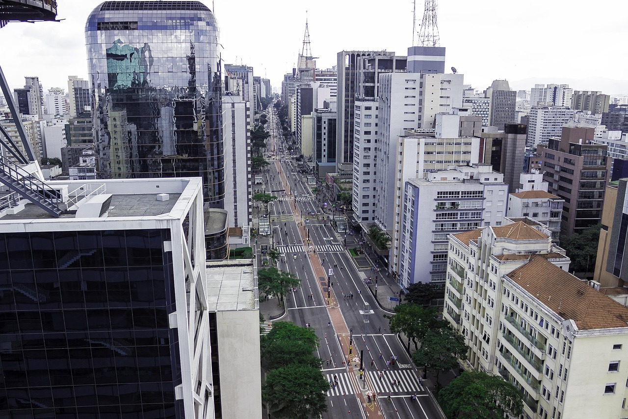 Avenida Paulista em São Paulo com edifícios comerciais, região de empresas que contratam freelancer SP