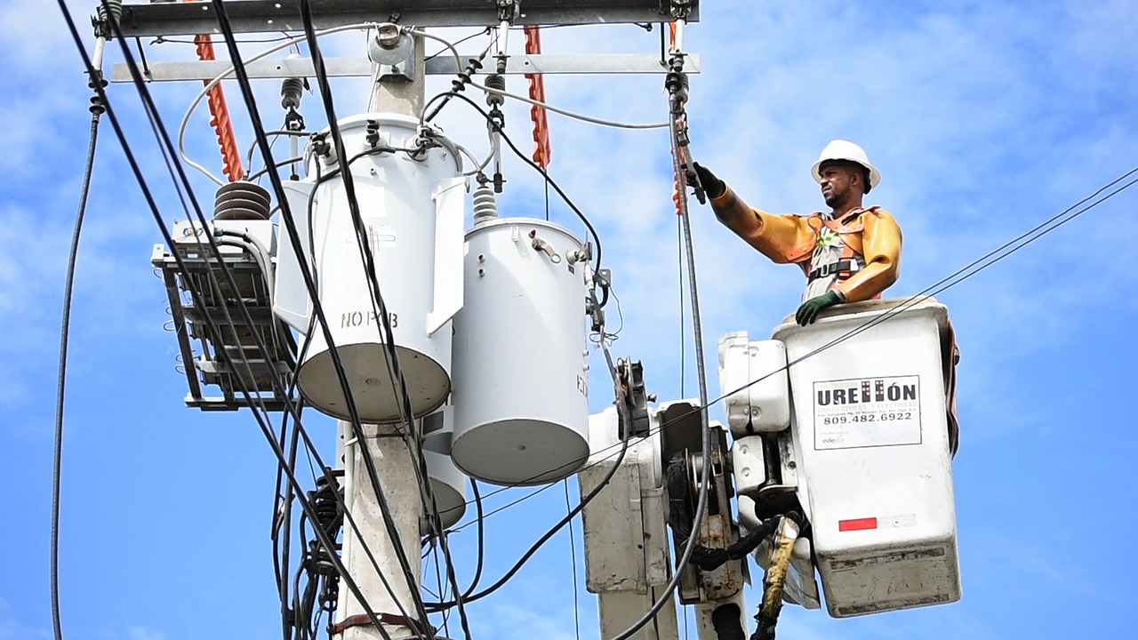 Eletricista de capacete e equipamentos de proteção instalando sistema elétrico