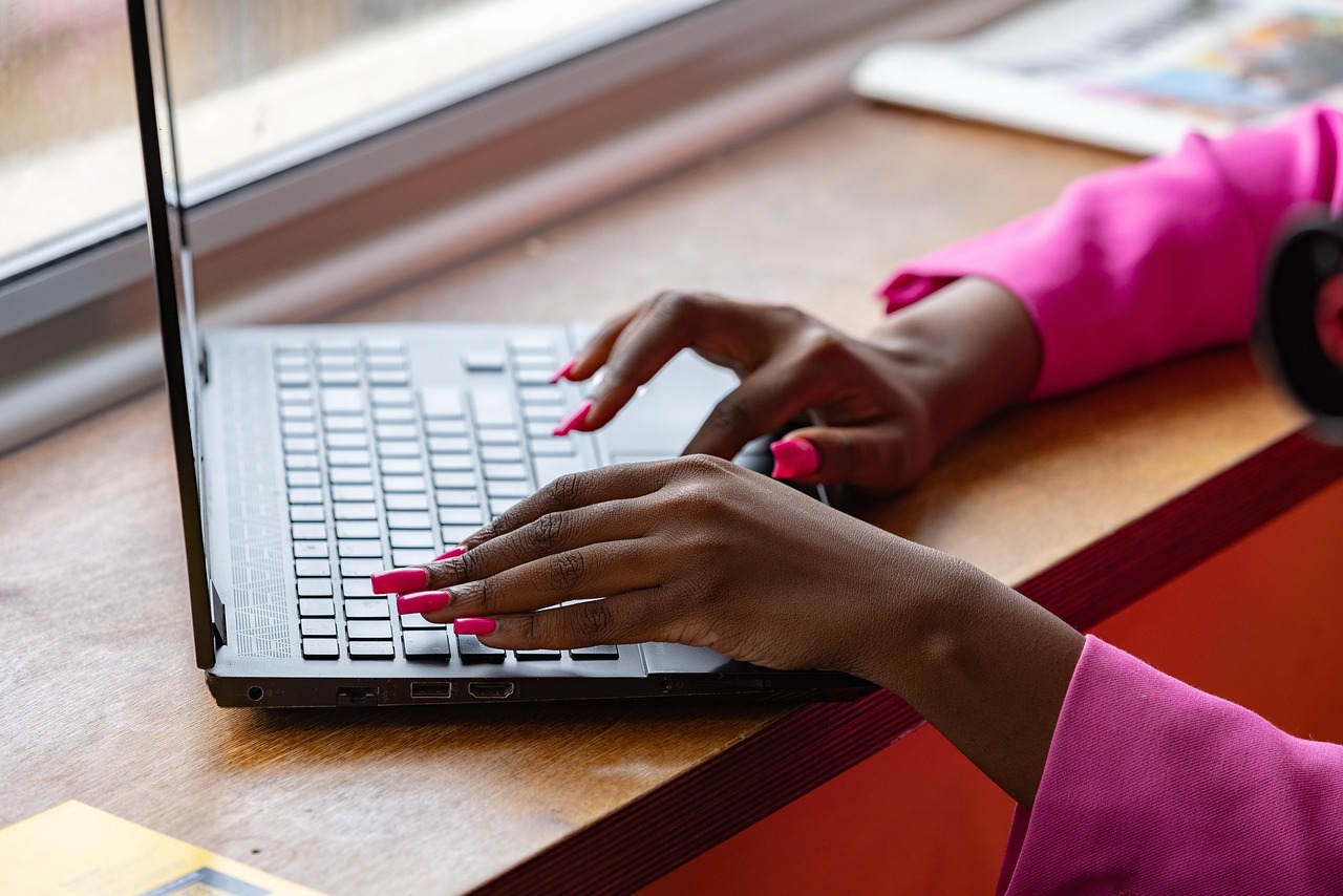 Profissional digitando no notebook para entregar transcrição de áudio em texto