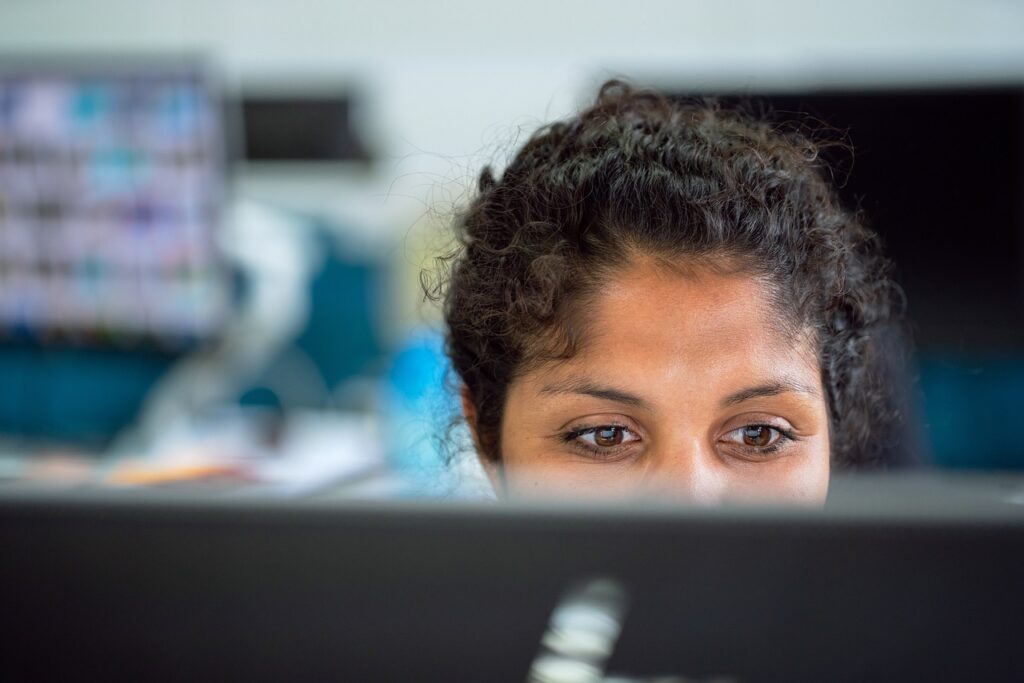 Engenheira freelancer trabalhando no computador em projeto de engenharia
