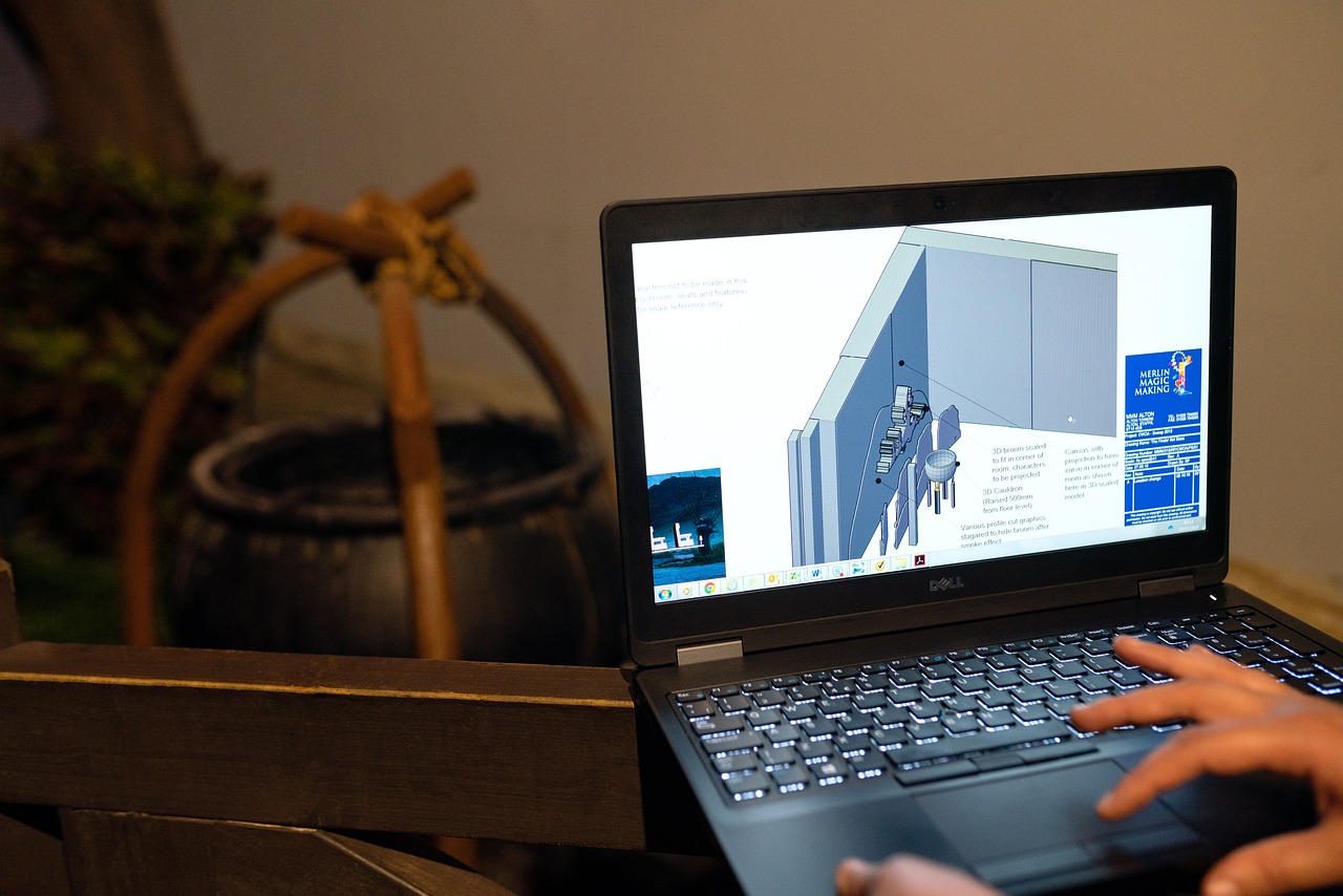 Engenheiro civil revisando projeto no notebook, boas práticas na contratação de engenheiro freelancer