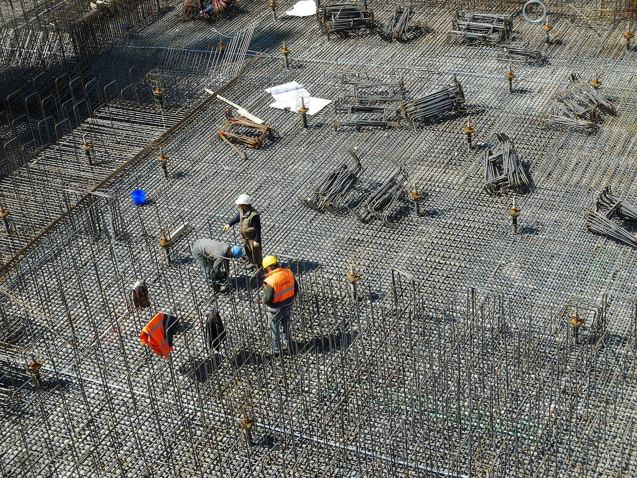 Engenheiro de capacete em canteiro de obras acompanhando projeto de construção