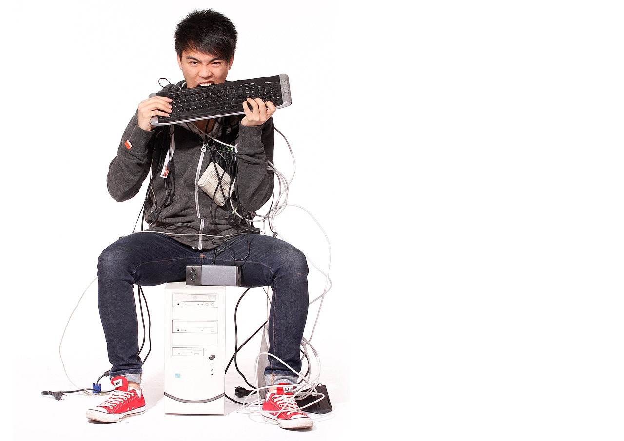 Homem usando computador para suporte técnico, exemplo de atendimento de técnico de informática