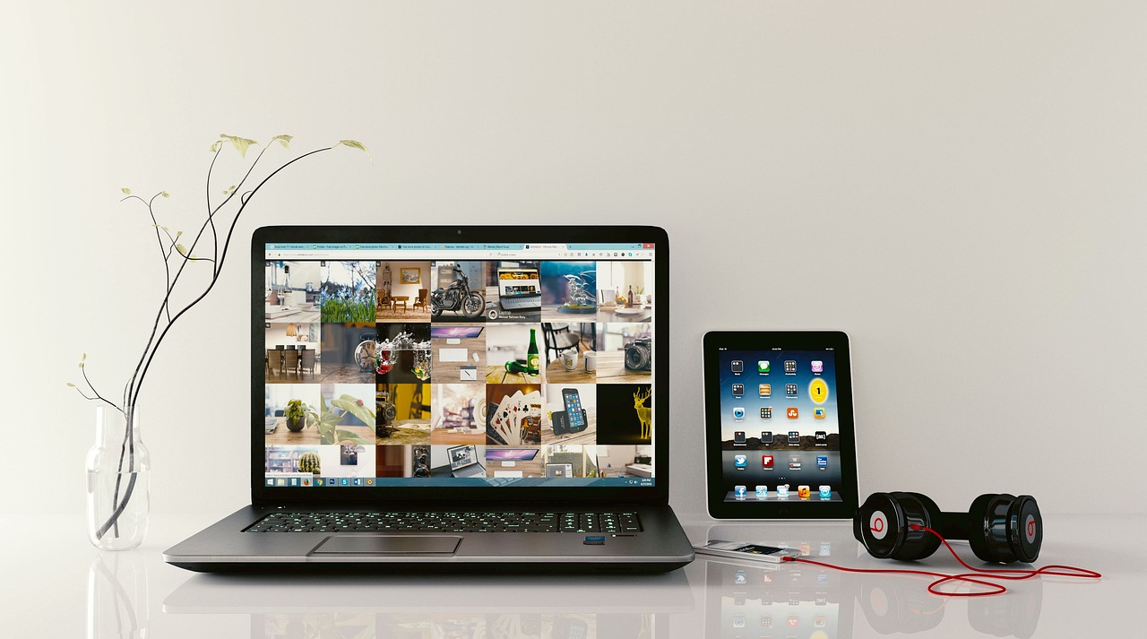 Mesa de trabalho com notebook e fone de ouvido para transcritor remoto