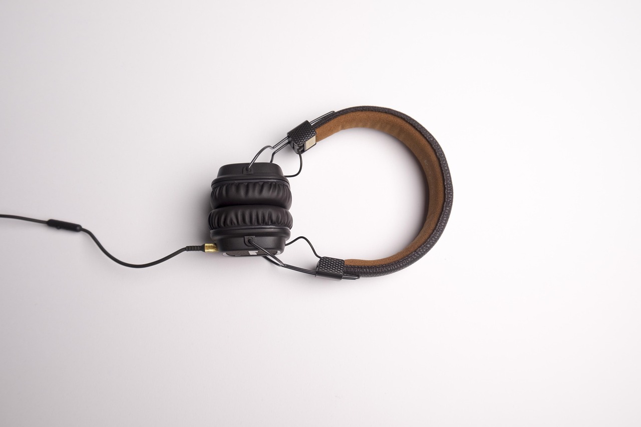 Fones de ouvido usados na transcrição de áudio profissional