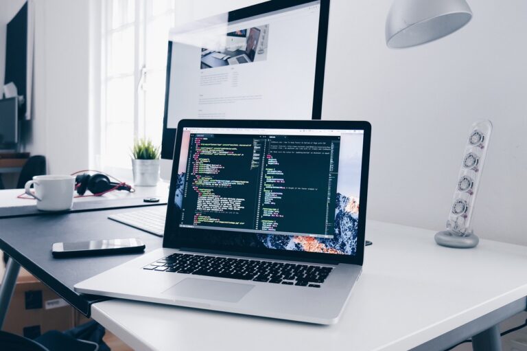 Notebook azul representando o trabalho de um freelancer de automação de processos