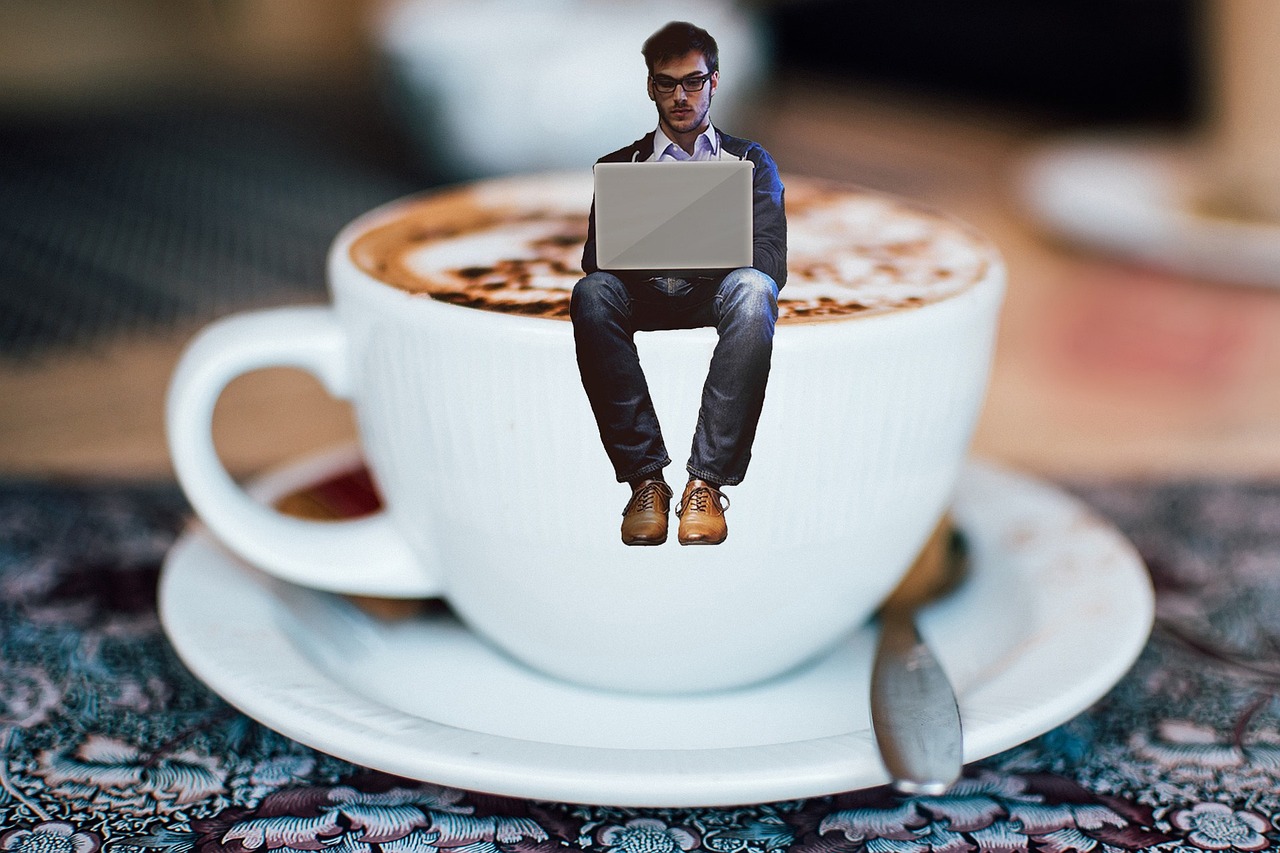 Profissional autônomo planejando automações com caderno, café e notebook