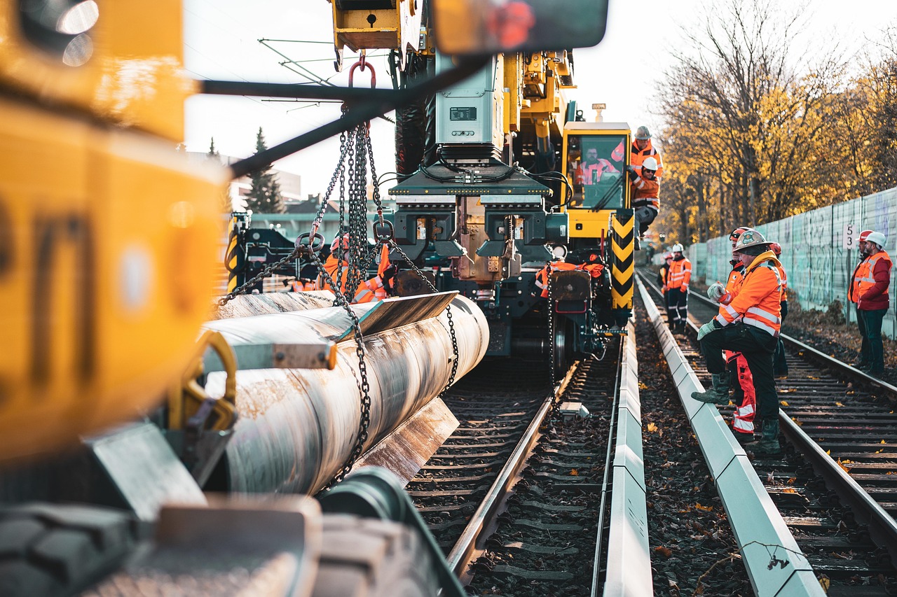 Guindaste em canteiro de obras ilustrando crescimento do engenheiro autônomo em projetos maiores