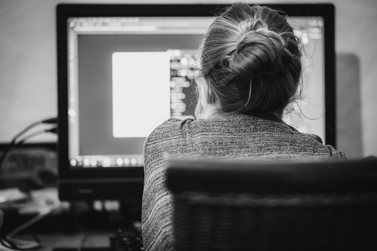 Home office de um designer UX/UI freelancer com monitor e teclado