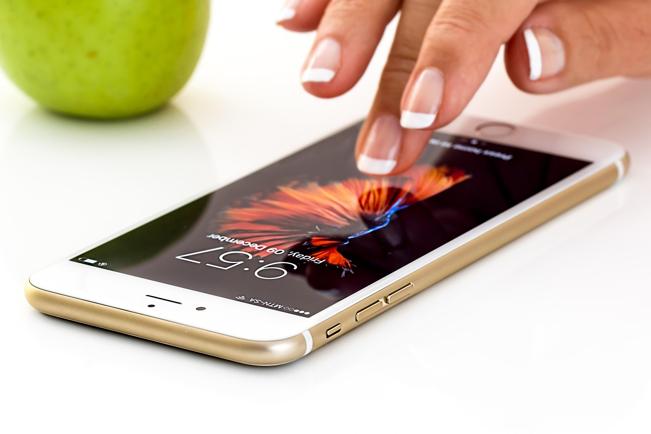 Interface de aplicativo em smartphone projetada por designer UX/UI