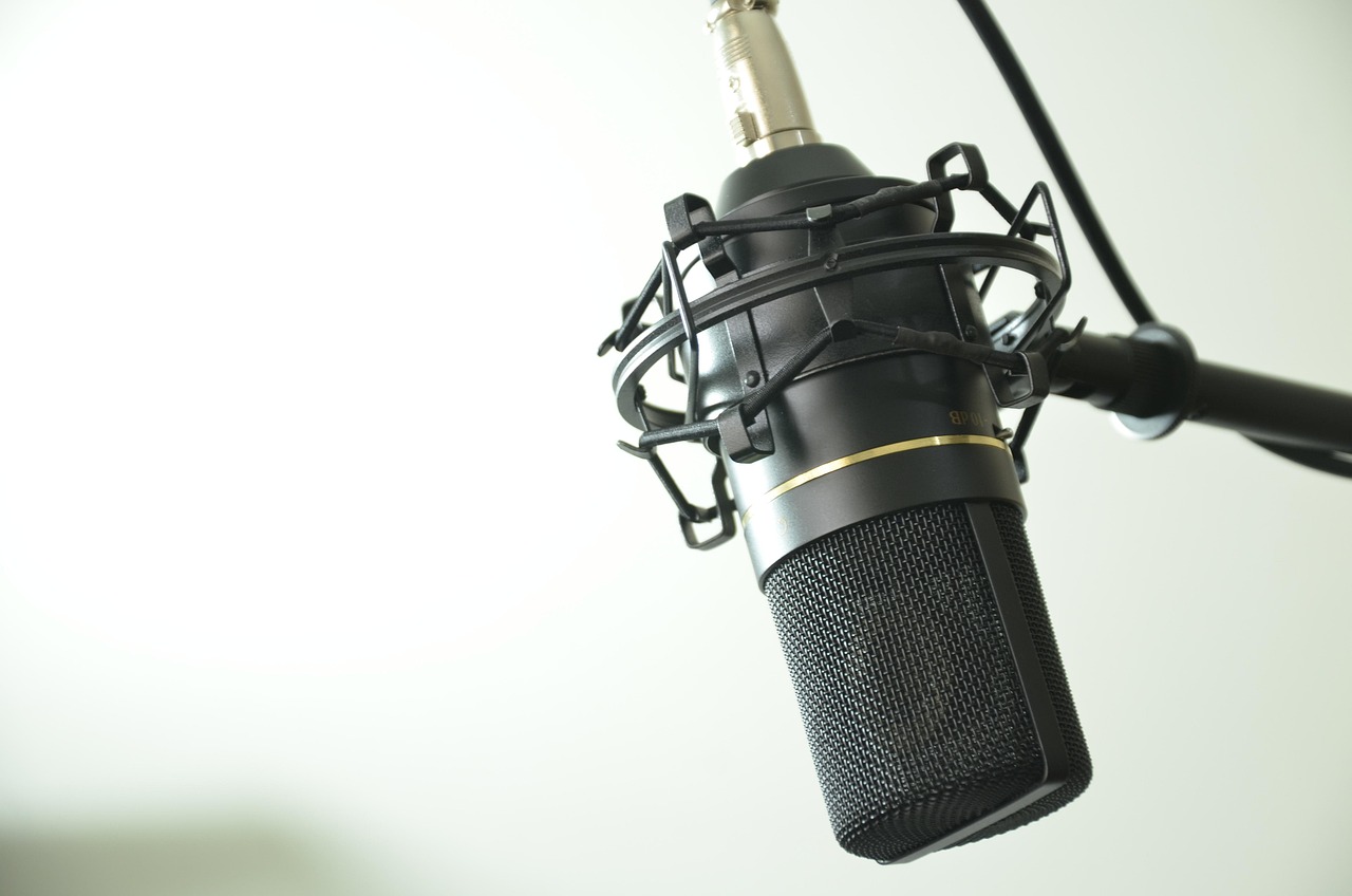 Microfone condensador de estúdio usado em gravações de podcast e entrevistas