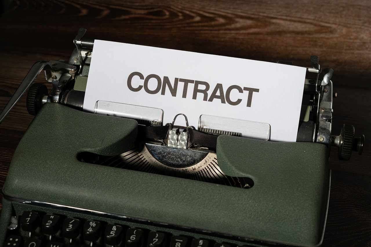 Profissional revisando cláusulas de um modelo de contrato de prestação de serviços freelancer