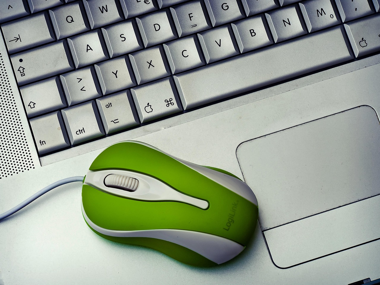 Mesa de trabalho de assistente virtual com notebook e teclado