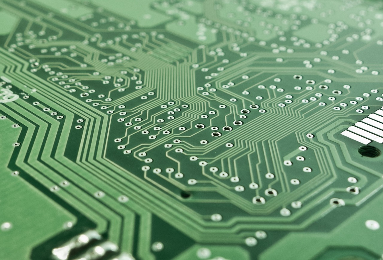 Placa-mãe de computador em detalhe, ilustrando o preço de serviços de um técnico de informática