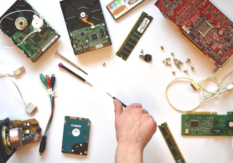 Bancada de técnico de informática freelancer com peças de hardware e ferramentas de reparo